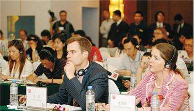 日語同聲翻譯一天要多少錢？翻譯團隊要幾個人？